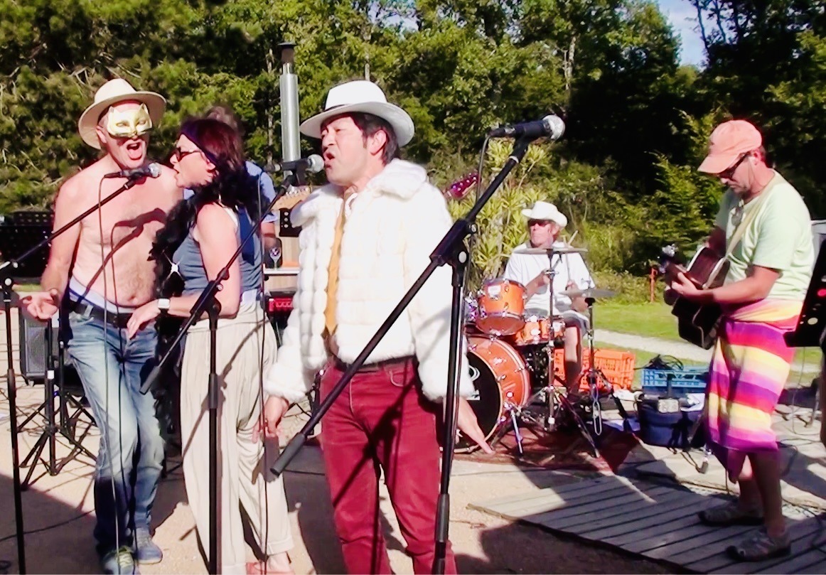 Band van Fields of Gold France sprankelend in actie, op het terras van Camping Creuse Nature in Boussac-Bourg, Limousin, France, 2016.